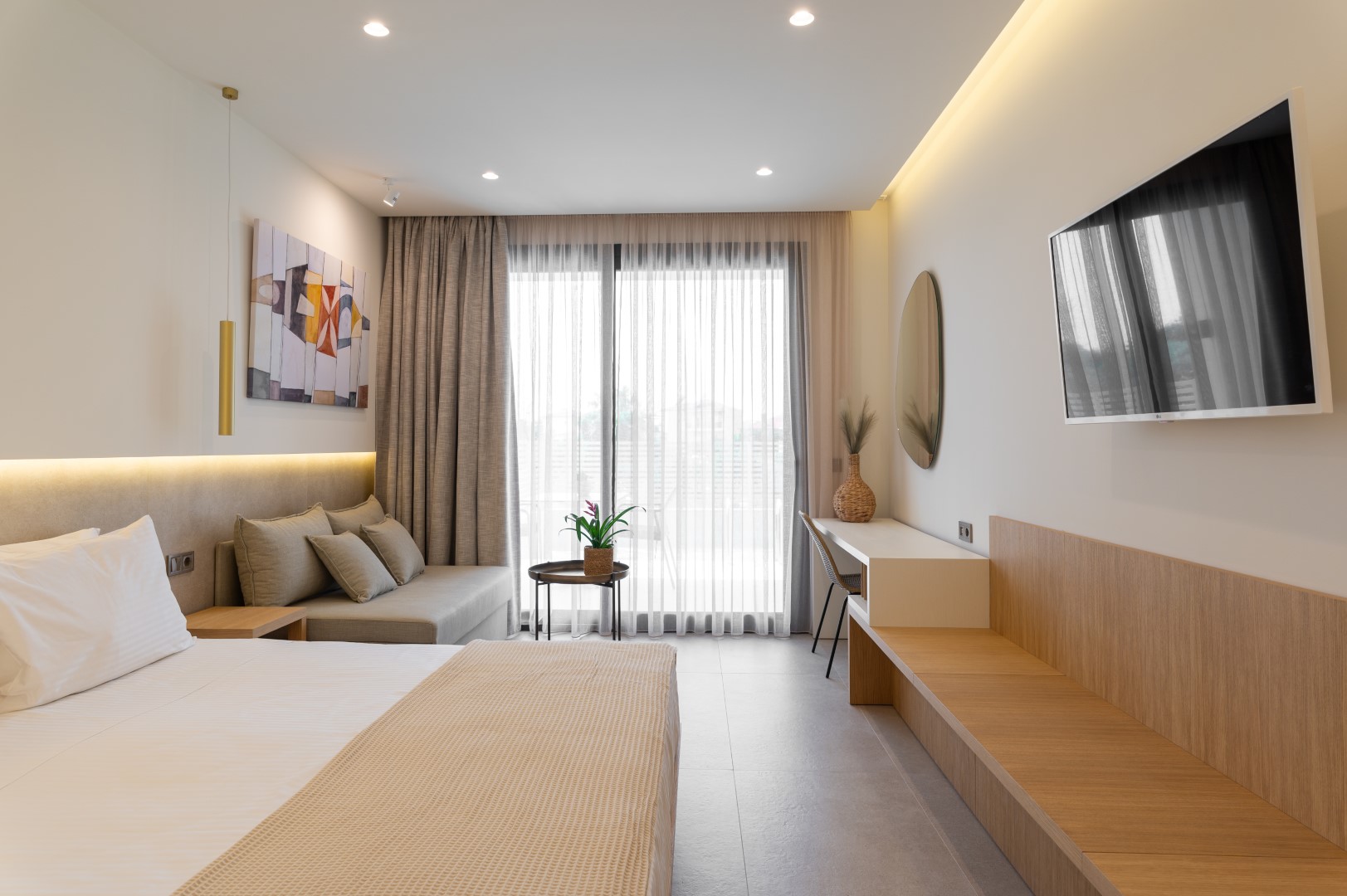 202 Deluxe studio (with access to small pool)