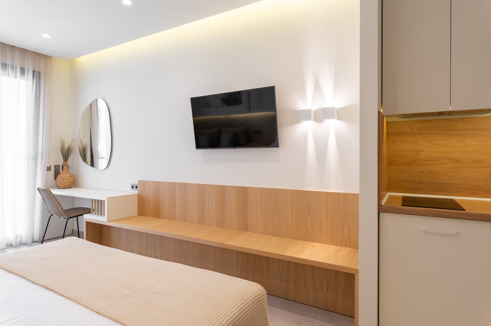 102 Deluxe Studio with Pool Access